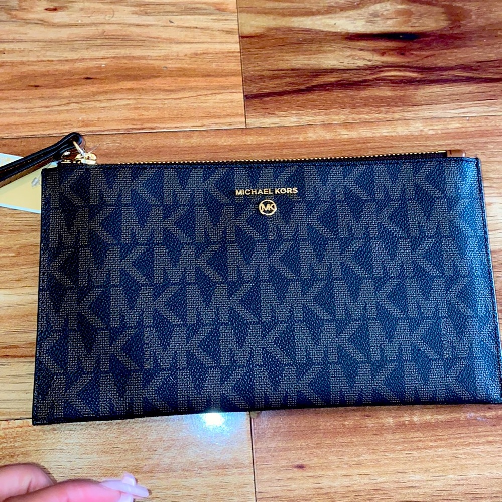 Micheal kors Extra large wristlet